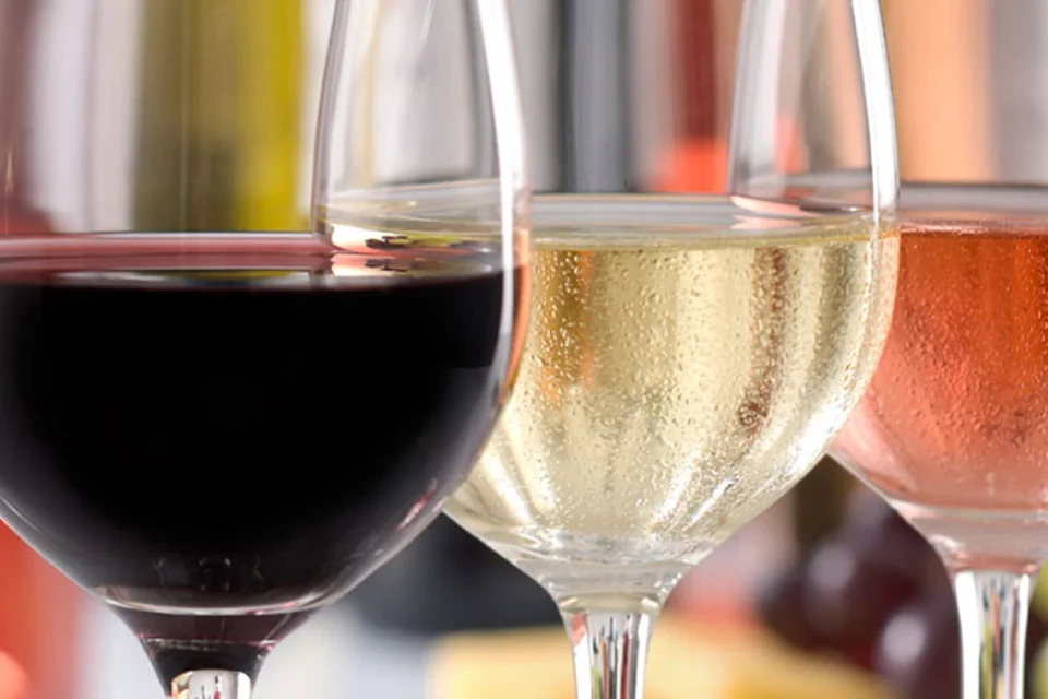 Ett glas vin serverat på Café Söderberg i Kungsträdgården