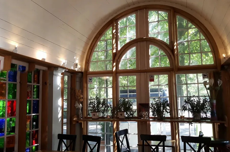 Café Söderbergs karaktäristiska bågfönster
