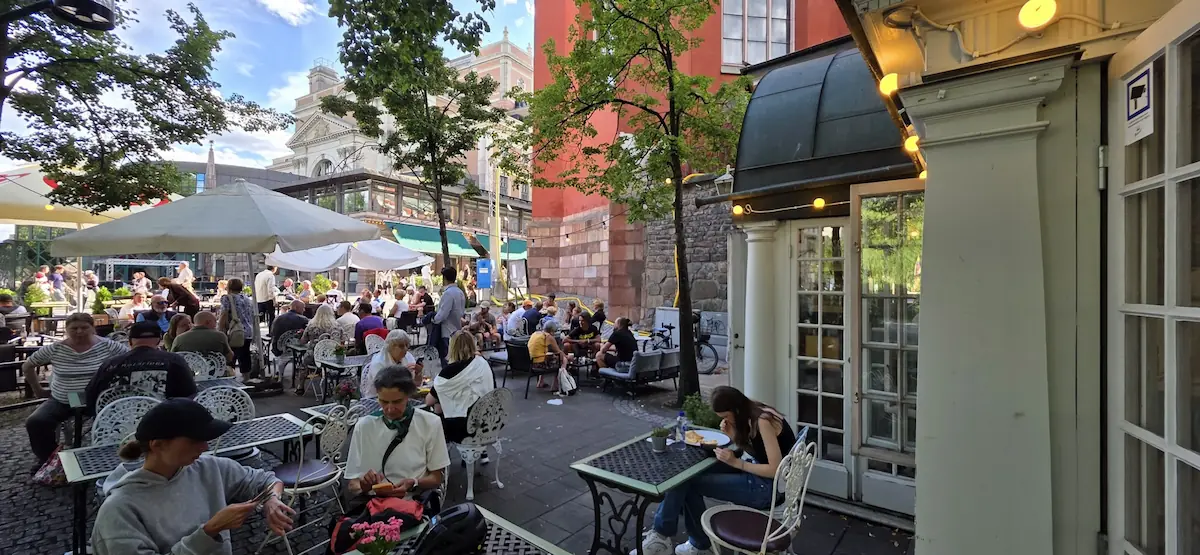 Kvällsstämning på uteserveringen vid Café Söderberg