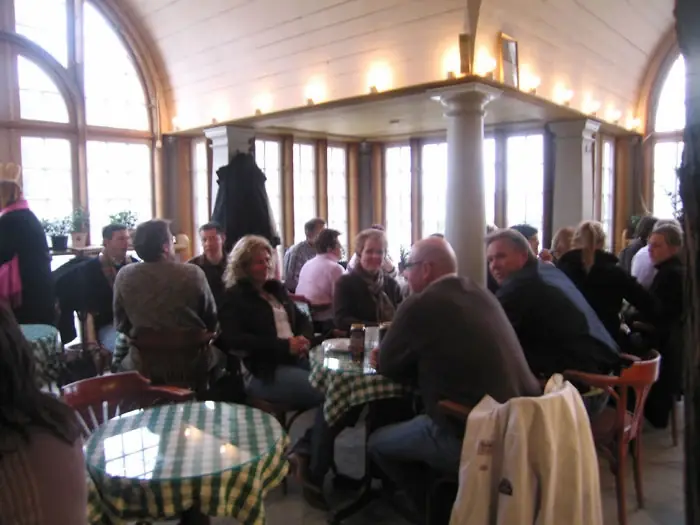 Gäster inomhus på Café Söderberg