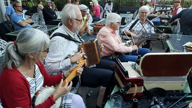 Musiker som spelar på Café Söderberg