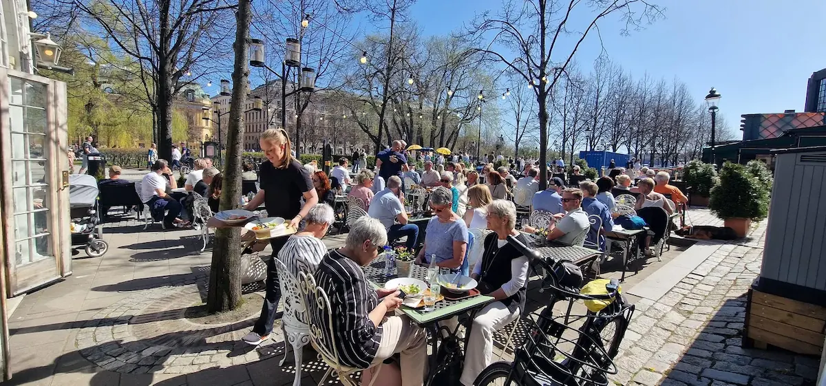 Gäster på uteserveringen vid Café Söderberg